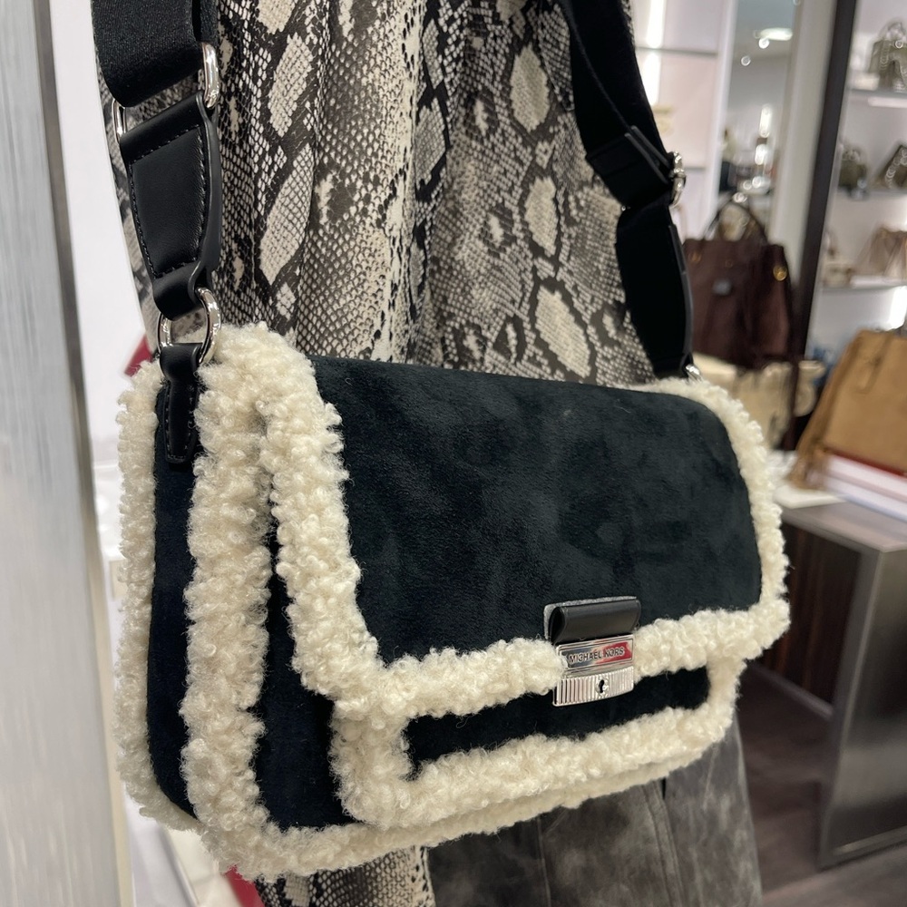 MICHAEL KORS Bradshaw Medium Suede and Faux Shearling Messenger Bag
Black
NWT - Picture 15 of 16
